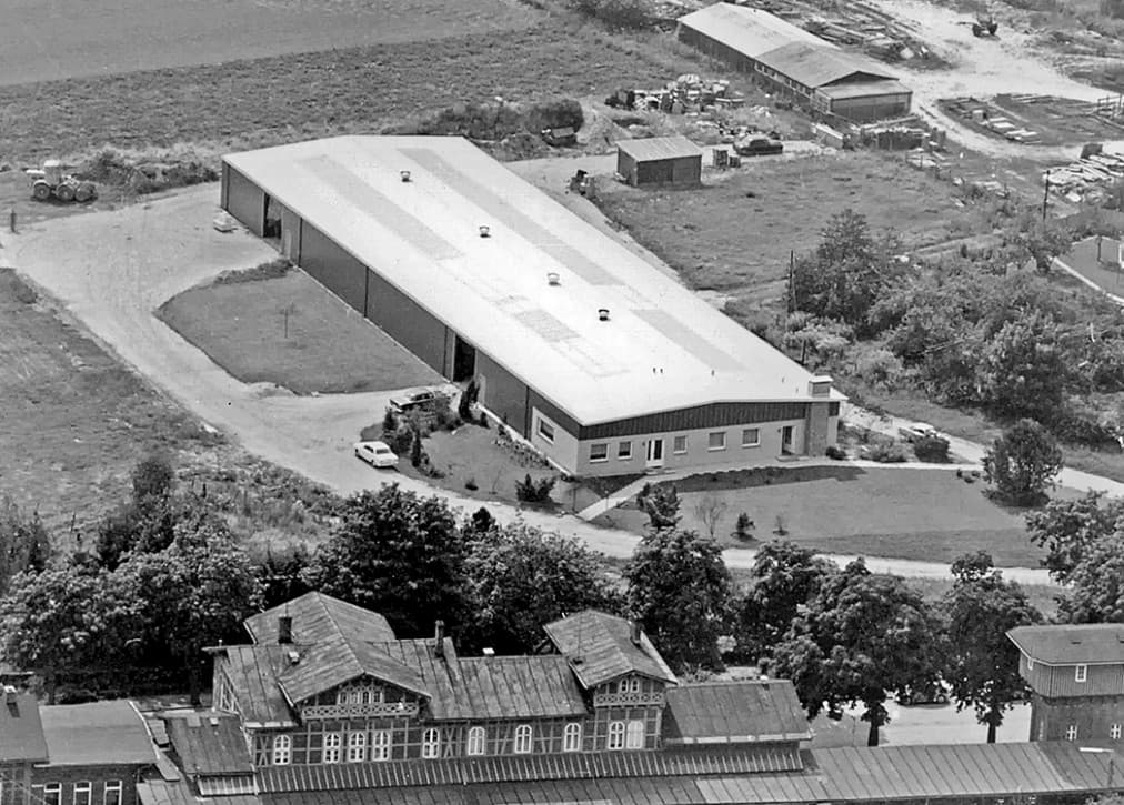 Luftbild der neuen Fabrikhalle am Dissener Bahnhof
