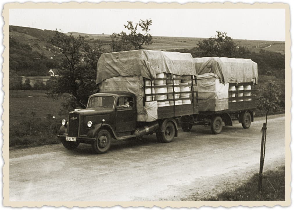 Lastwagen mit Anhänger, hoch beladen mit Spangefäßen
