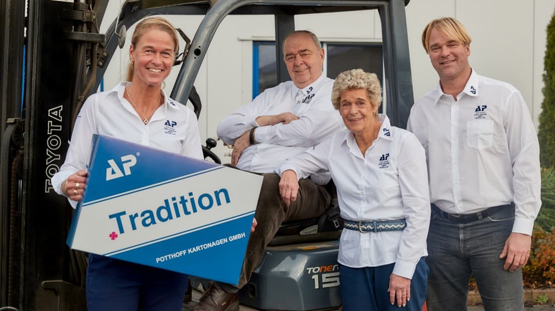 Familie Potthoff vor dem Werk in Dissen