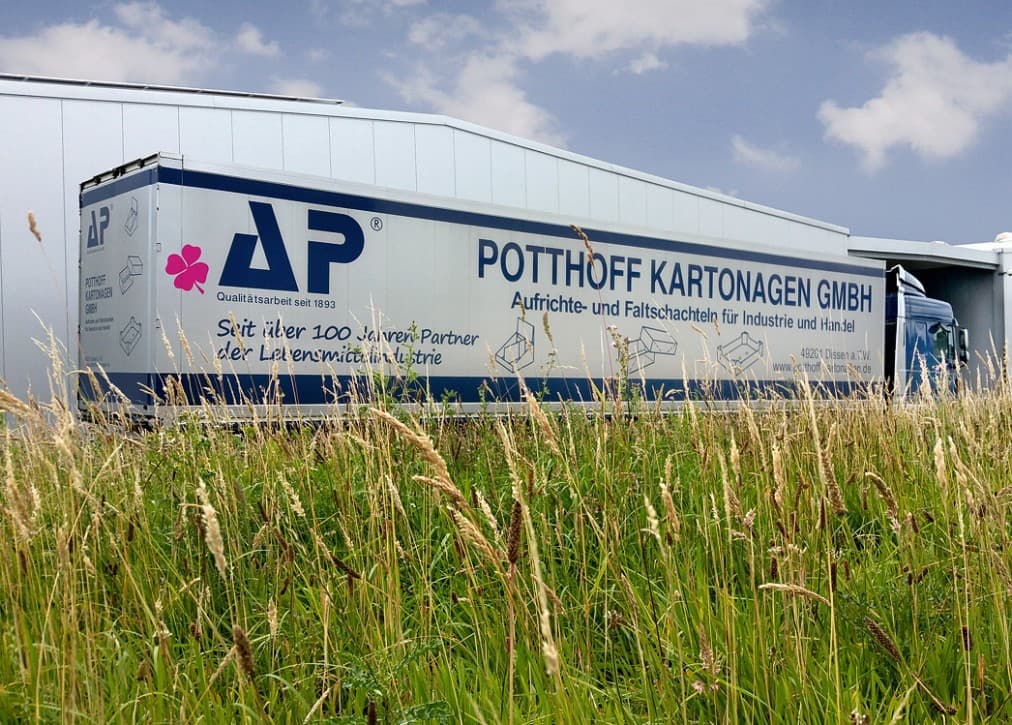 Lkw von Potthoff Kartonagen vor der Halle