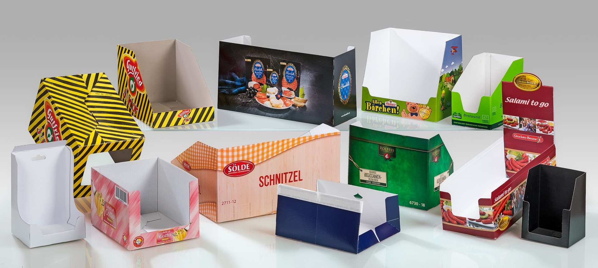 Verschiedene bedruckte Displaykartons und Trays